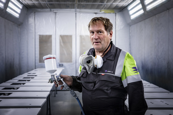 Medewerker spuiten